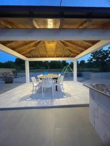 Mediterranean 5 rooms house with pool