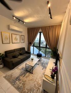 SKY COZY TROIKA RESIDENCE, 1 BEDROOM 4-6 PAX, 2 BEDROOMS 6-8 PAX, POOL VEW, SKY & CITY VIEW, Free Parking, Pool, Unlimited Wifi