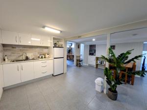 Cozy Private Bedroom & Ensuite - City & Strand Beach Location