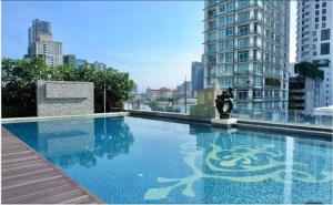 Luxury Condo with Swimming Pool, Fast Wifi, 711, Big Room, Jacuzzi