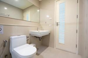 Luxury Condo with Swimming Pool, Fast Wifi, 711, Big Room, Jacuzzi