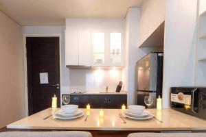 Luxury Condo with Swimming Pool, Fast Wifi, 711, Big Room, Jacuzzi