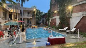 Taj Waves - Poolside Tent in a Peaceful Retreat