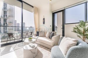 Minutes from Circle Mall, Grocery Stores & Bus Stop 2BR with Mini Private Pool on Balcony, Binghatti Tulip, Jumeirah Village Circle by Deluxe Holiday Homes - Ubytování bez kategorie ve městě Dubaj