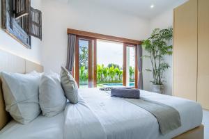 The R Villa Tambora - Stylish 3BR Tropical Escape