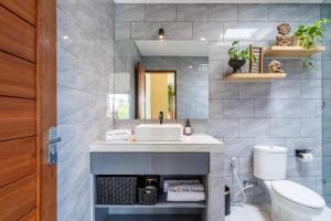 The R Villa Tambora - Stylish 3BR Tropical Escape