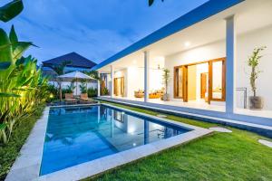 The R Villa Tambora - Stylish 3BR Tropical Escape