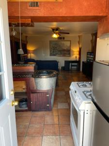 THE SINATRA STUDIO FULL KITCHEN and SWIMMING POOL walk to ARTS RooSEVELT ROW CONVENTION CENTER ASU DOWNTOWN PHOENIX