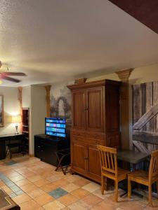 THE SINATRA STUDIO FULL KITCHEN and SWIMMING POOL walk to ARTS RooSEVELT ROW CONVENTION CENTER ASU DOWNTOWN PHOENIX