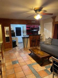 THE SINATRA STUDIO FULL KITCHEN and SWIMMING POOL walk to ARTS RooSEVELT ROW CONVENTION CENTER ASU DOWNTOWN PHOENIX