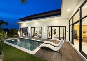 The R Villa Ranakah - Central, Comfy & Luxe Stay - 4hvězdičkové hotely ve městě Munggu