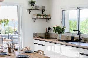 Splendid villa with swimming pool & sea view