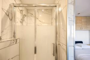 WilSix by Max, Renovated, bright studio, 1 min from train station