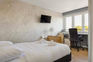 WilSix by Max, Renovated, bright studio, 1 min from train station