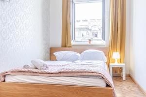 Bright 2BR Apartment Garden & Modern Touches