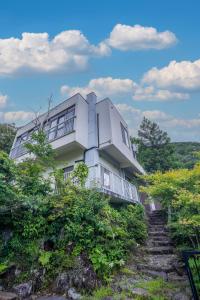 箱根 小涌谷 自然とアートに囲まれる一軒家貸切 天然温泉かけ流し