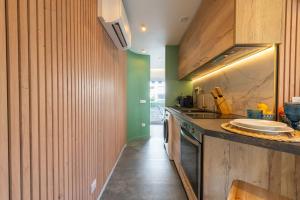 1-Br Apartment Quiet Setting Near City Center