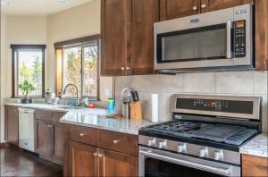 Lynnwood Stunning Newly Build Home