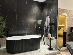 luxury desaigner appt 1BD BathTub out doors with privet entrance