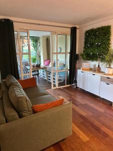 Rez de jardin Privatif clos-batiment centre FH007 -Appartement avec chambre -Parking couvert - climatisation - vue Mer -cap Estérel Pierre et vacances