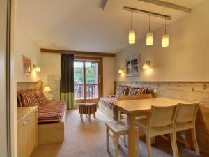 Bel appartement 2 pièces avec 2 balcons et TV - FR-1-455-190