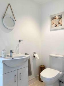 Garden room & en-suite shower with barrel sauna