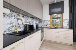 Modern Prestige Apartment with Parking in Kraków by Noclegi Renters