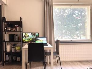 QUIET HAVEN - Fast WiFi, Functional Living, Remote Work, Doorstep Parking