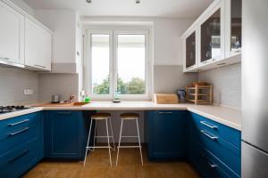 Lewartowskiego Royal Blue Apartment by BookingHost