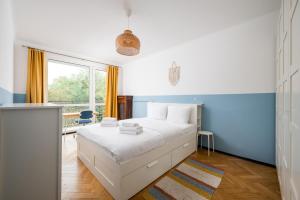 Lewartowskiego Royal Blue Apartment by BookingHost