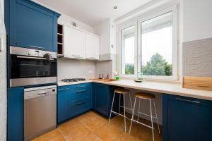 Lewartowskiego Royal Blue Apartment by BookingHost