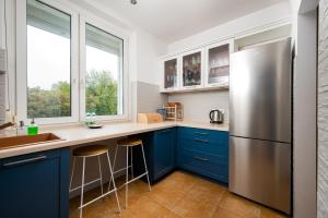 Lewartowskiego Royal Blue Apartment by BookingHost