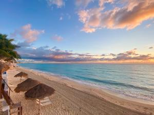 Brisas Shores 07 Beachfront Condo, Pool and garden area, Zona Hotelera Cancun