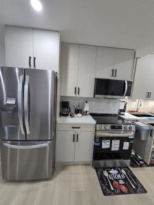Cozy Modern Spacious 2 Bedroom and full kitchen in Southwest Calgary