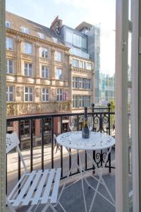Boutique apartment with balconies - in the very heart of Leeds