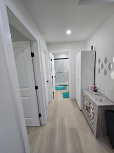 Cozy Modern Spacious 2 Bedroom and full kitchen in Southwest Calgary