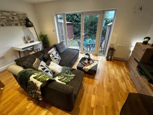 Secure 2BD Retreat: Modern Comfort in Privacy - 3hvězdičkové hotely ve městě Chatham