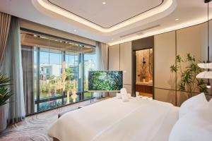 Lux Annam Regal Retreat