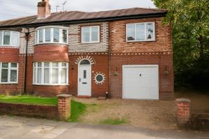 Bright 4BR Home with Garden with Free Parking and Sleeps up to 9