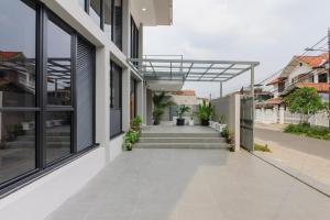 Urbanview Hotel Puri Indah