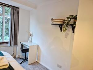 Modern 4 bed House with Free Parking