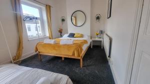 Cosy bright 4 bed house 11mins from Cardiff centre