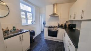 Cosy bright 4 bed house 11mins from Cardiff centre