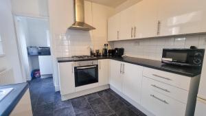 Cosy bright 4 bed house 11mins from Cardiff centre