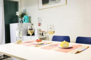 # Gimpo Airport # Songjeong Station 3 minutes # Hongdae 30 minutes # Food Street # 5th Floor # Elevator