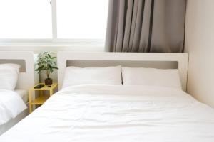 # Gimpo Airport # Songjeong Station 3 minutes # Hongdae 30 minutes # Food Street # 5th Floor # Elevator