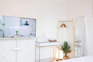 # Gimpo Airport # Songjeong Station 3 minutes # Hongdae 30 minutes # Food Street # 5th Floor # Elevator