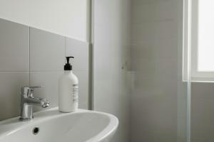 Stylish Persian Blue Room with Private Bath and WiFi