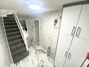 THE ROYAL BOUTIQUE MAYFAIR LODGE bY LONDON , SLEEP 8