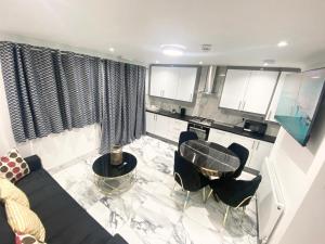 THE ROYAL BOUTIQUE MAYFAIR LODGE bY LONDON , SLEEP 8